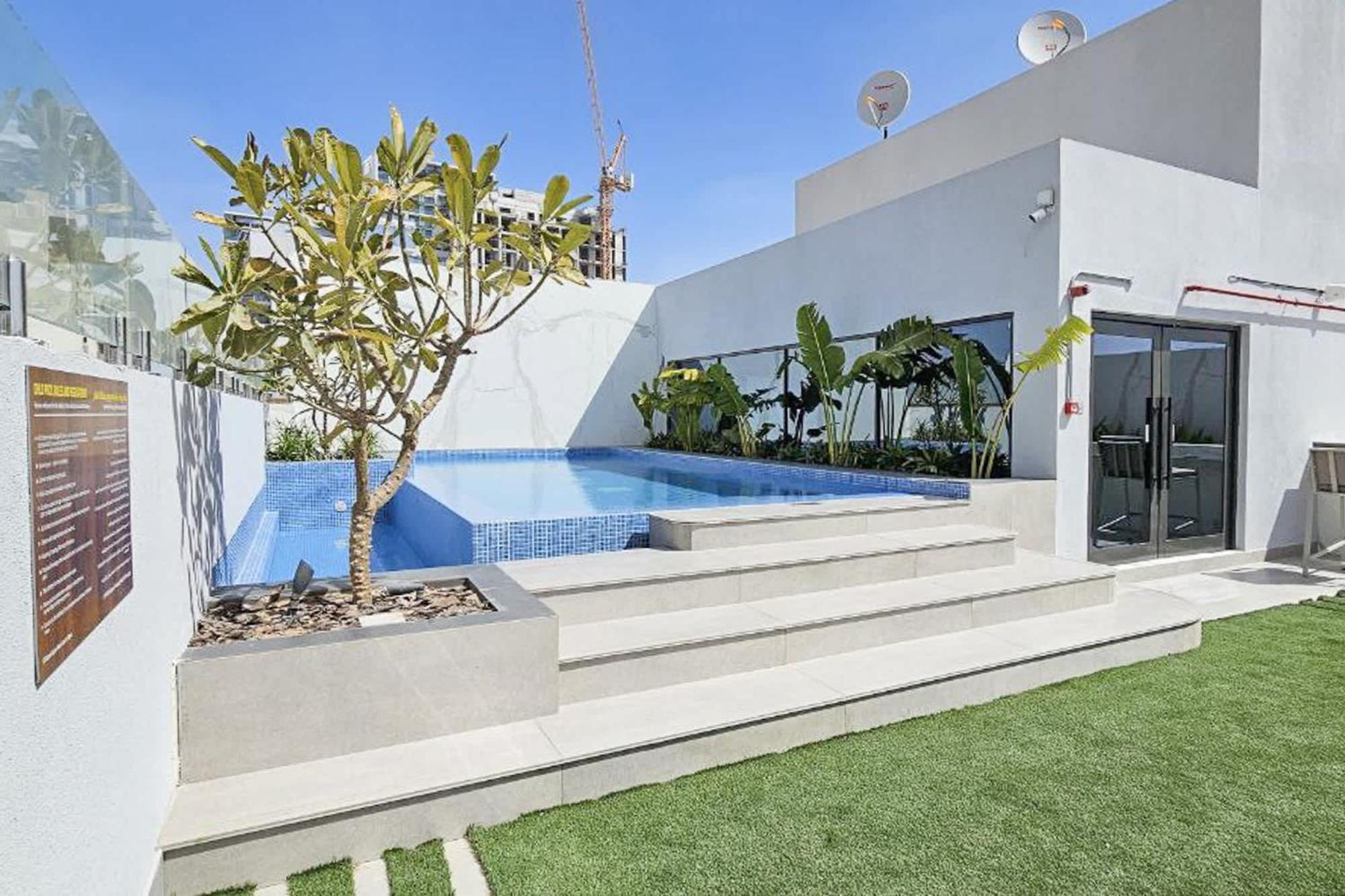 Stylish Jvc Sleeps 2 With Pool & Gym Access Dubai