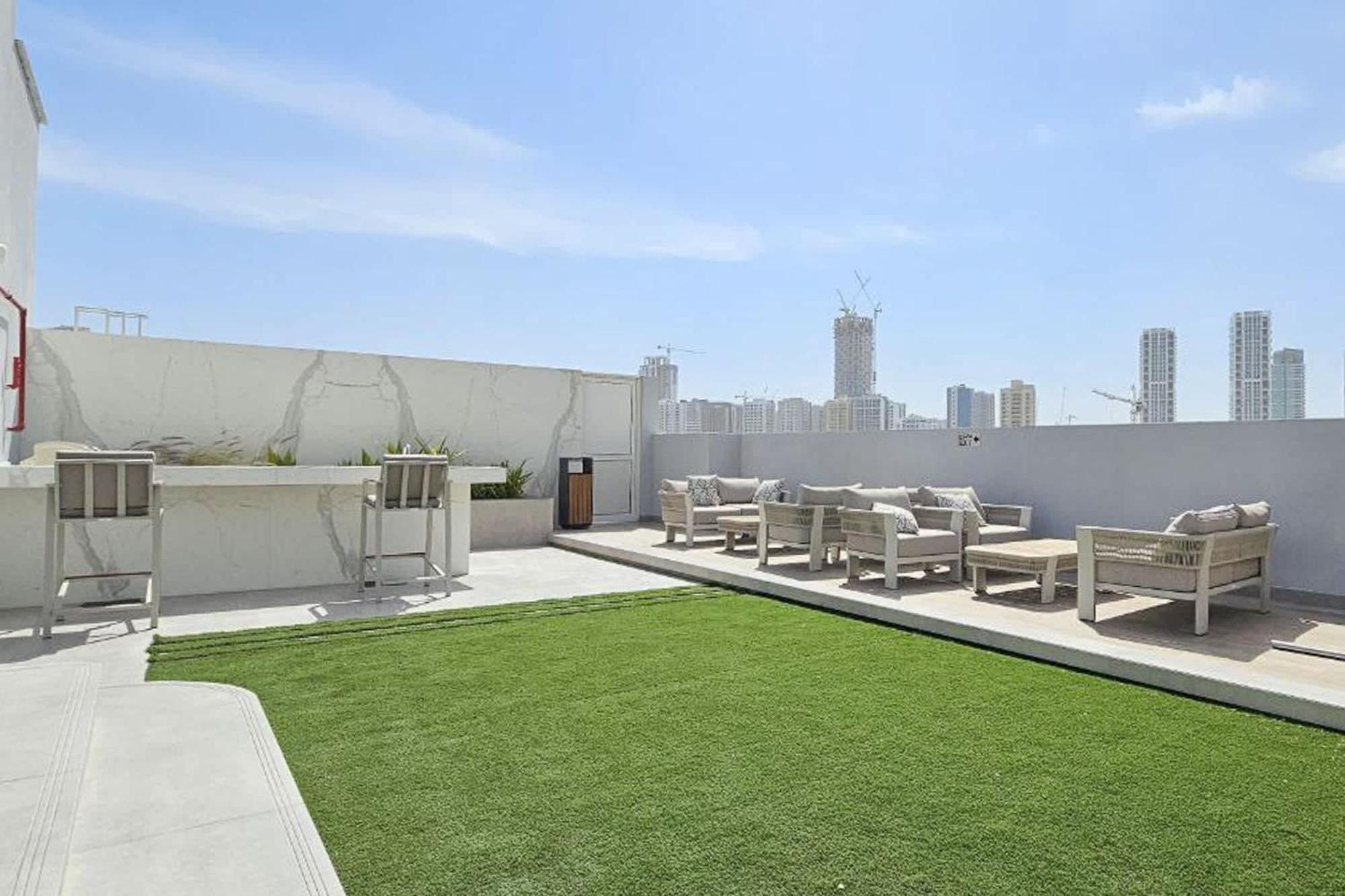 Stylish Jvc Sleeps 2 With Pool & Gym Access Apartment