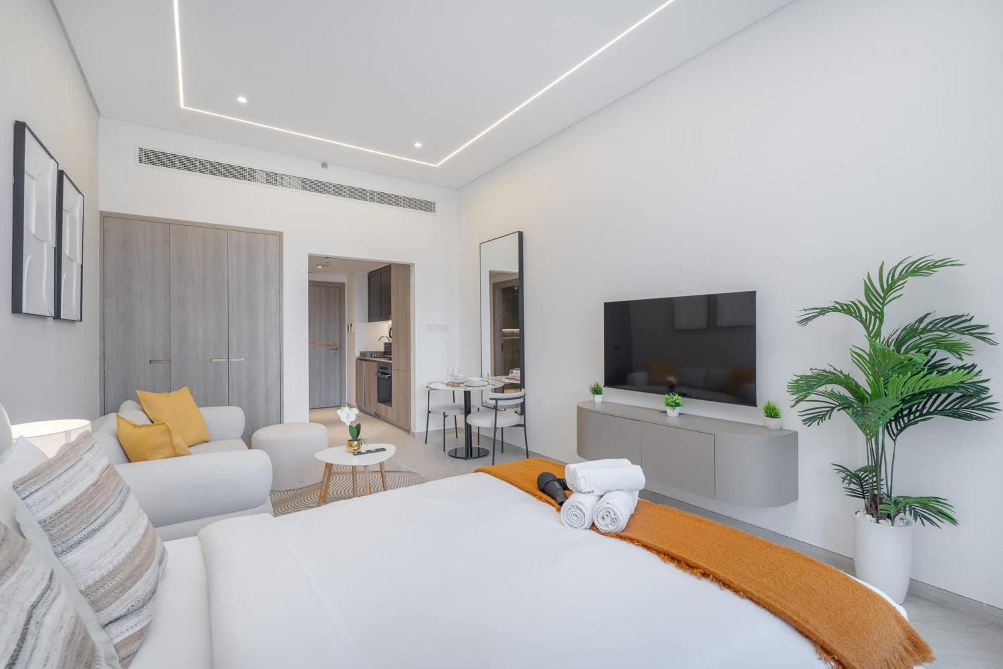 Stylish Jvc Sleeps 2 With Pool & Gym Access Apartment